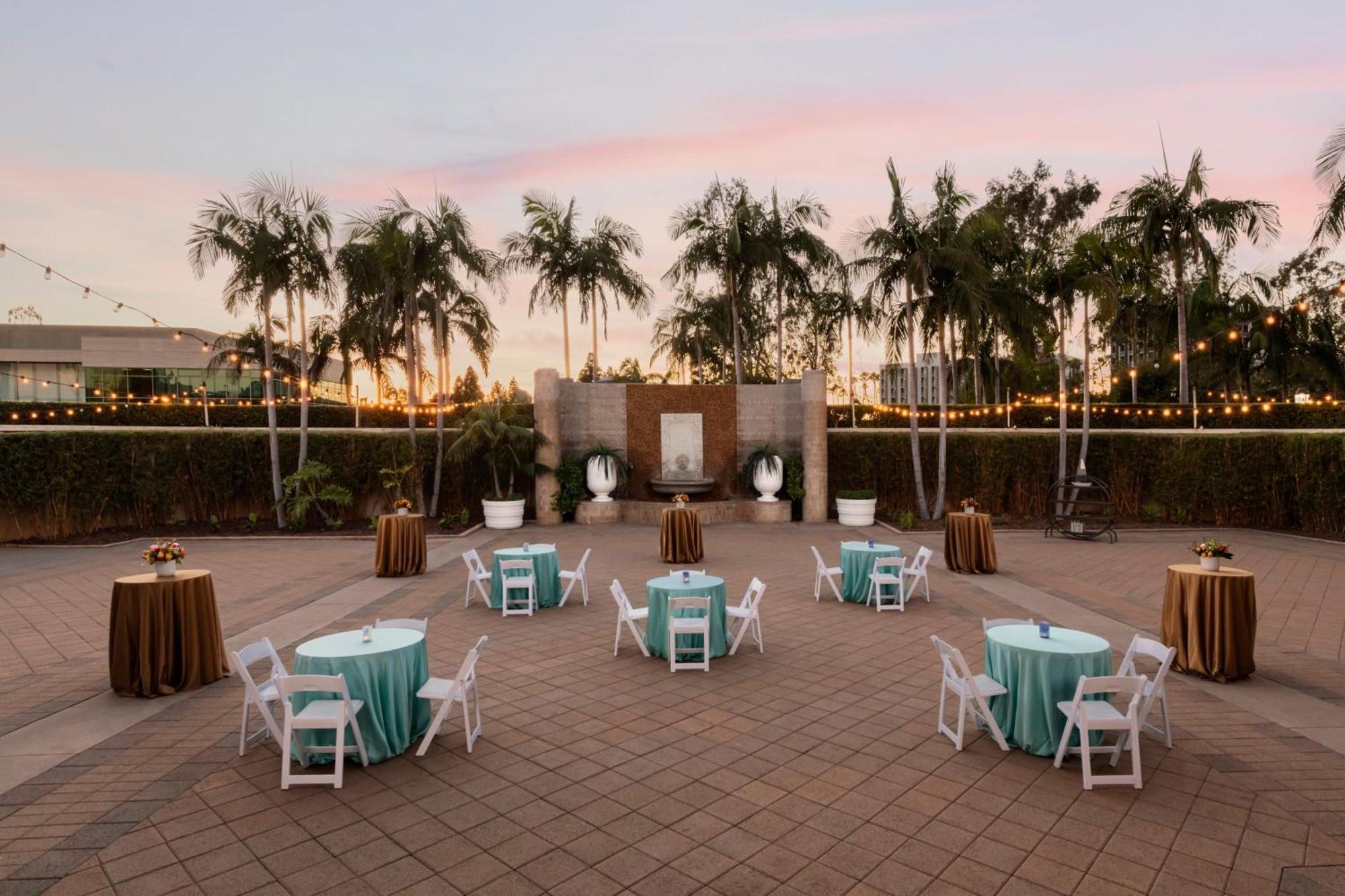 Renaissance Newport Beach Hotel Bagian luar foto