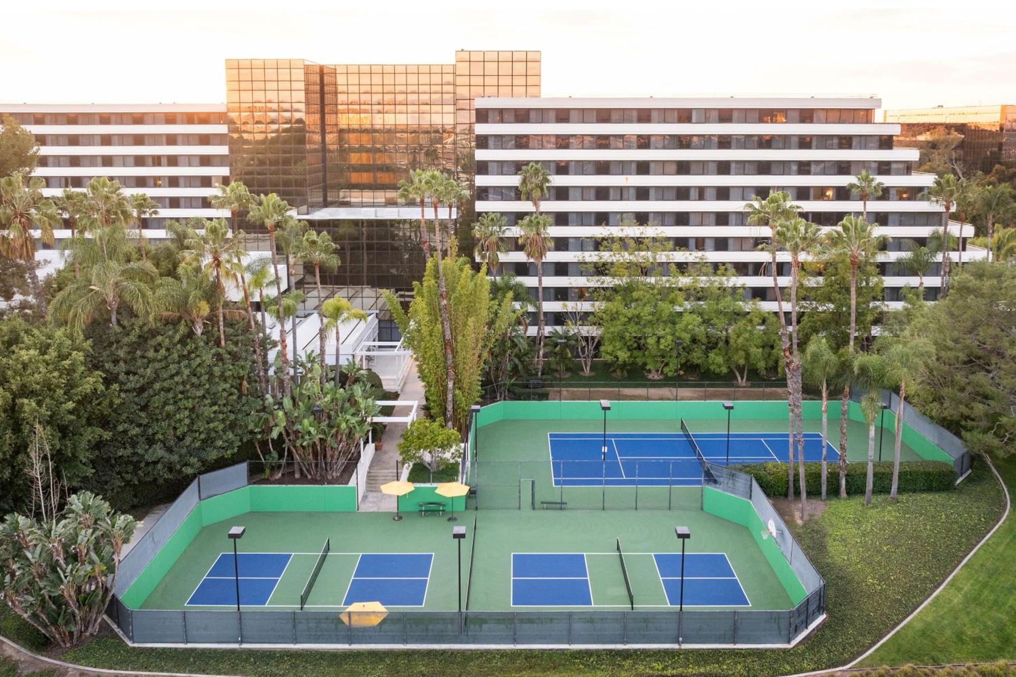 Renaissance Newport Beach Hotel Bagian luar foto