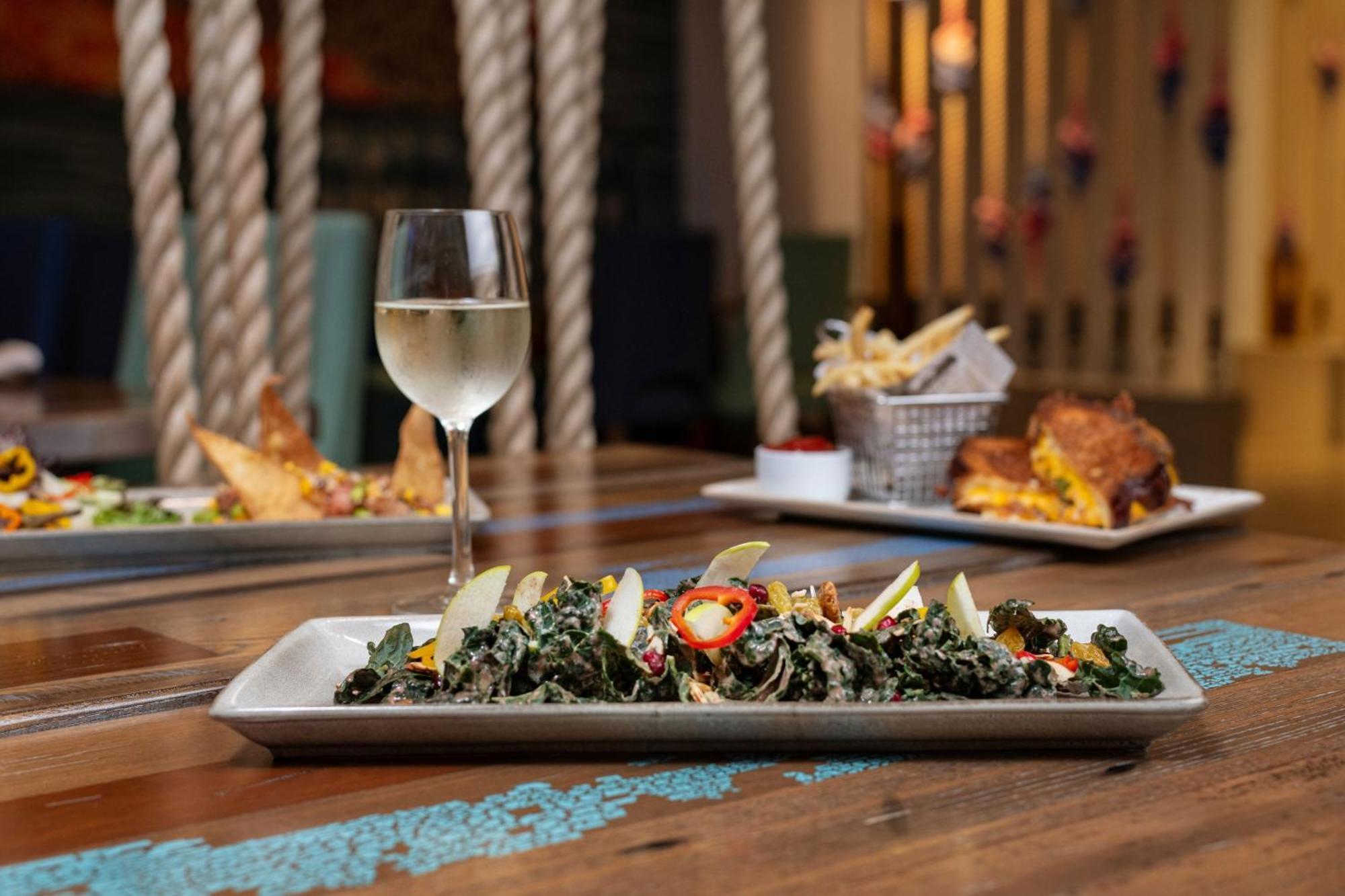 Renaissance Newport Beach Hotel Bagian luar foto