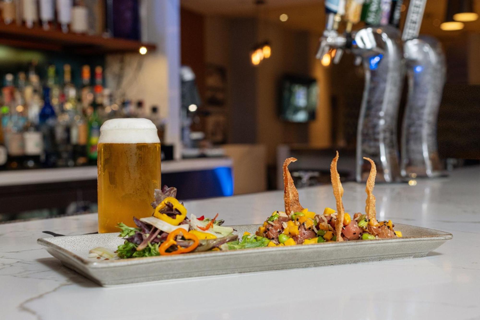 Renaissance Newport Beach Hotel Bagian luar foto
