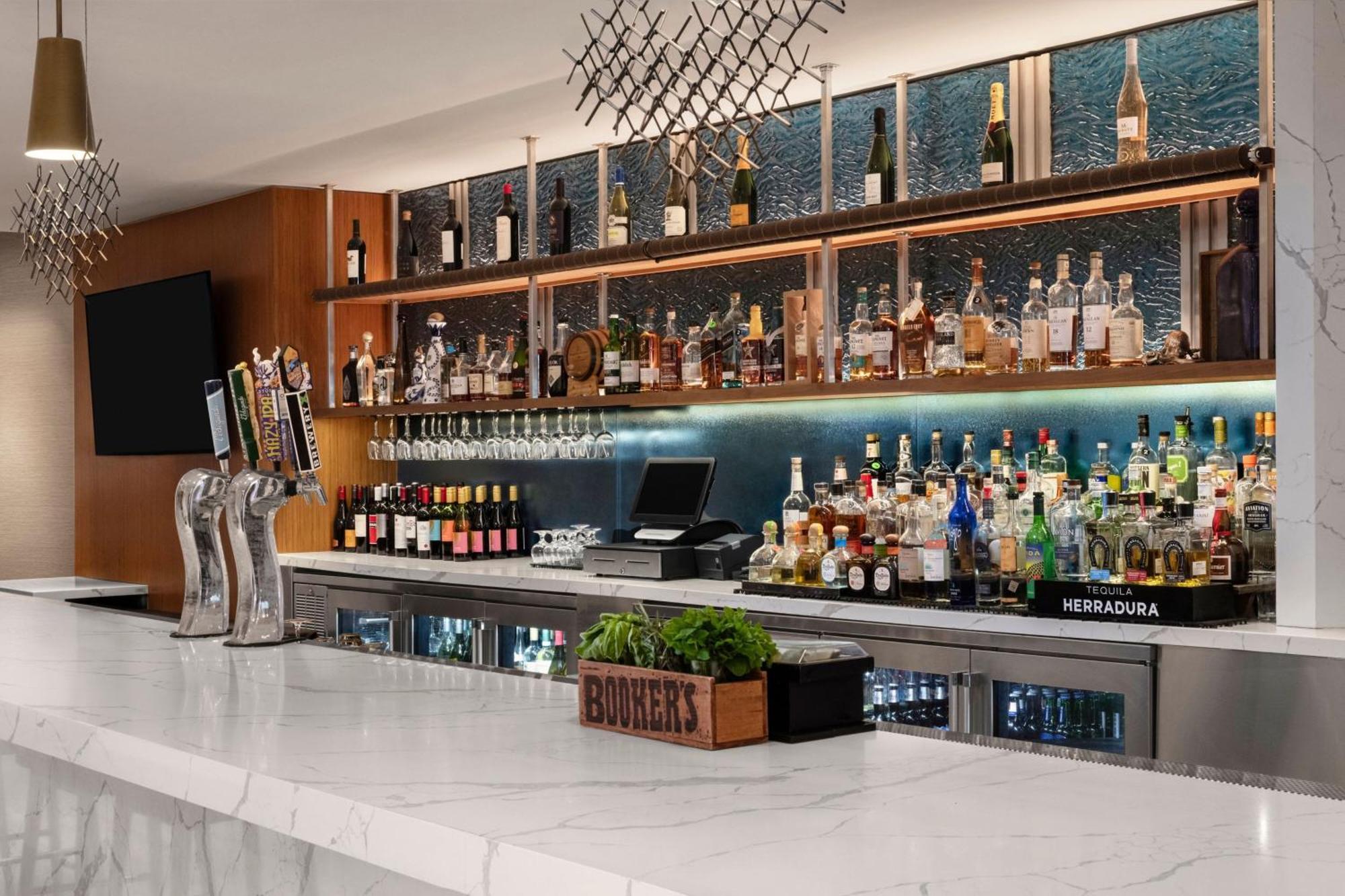 Renaissance Newport Beach Hotel Bagian luar foto