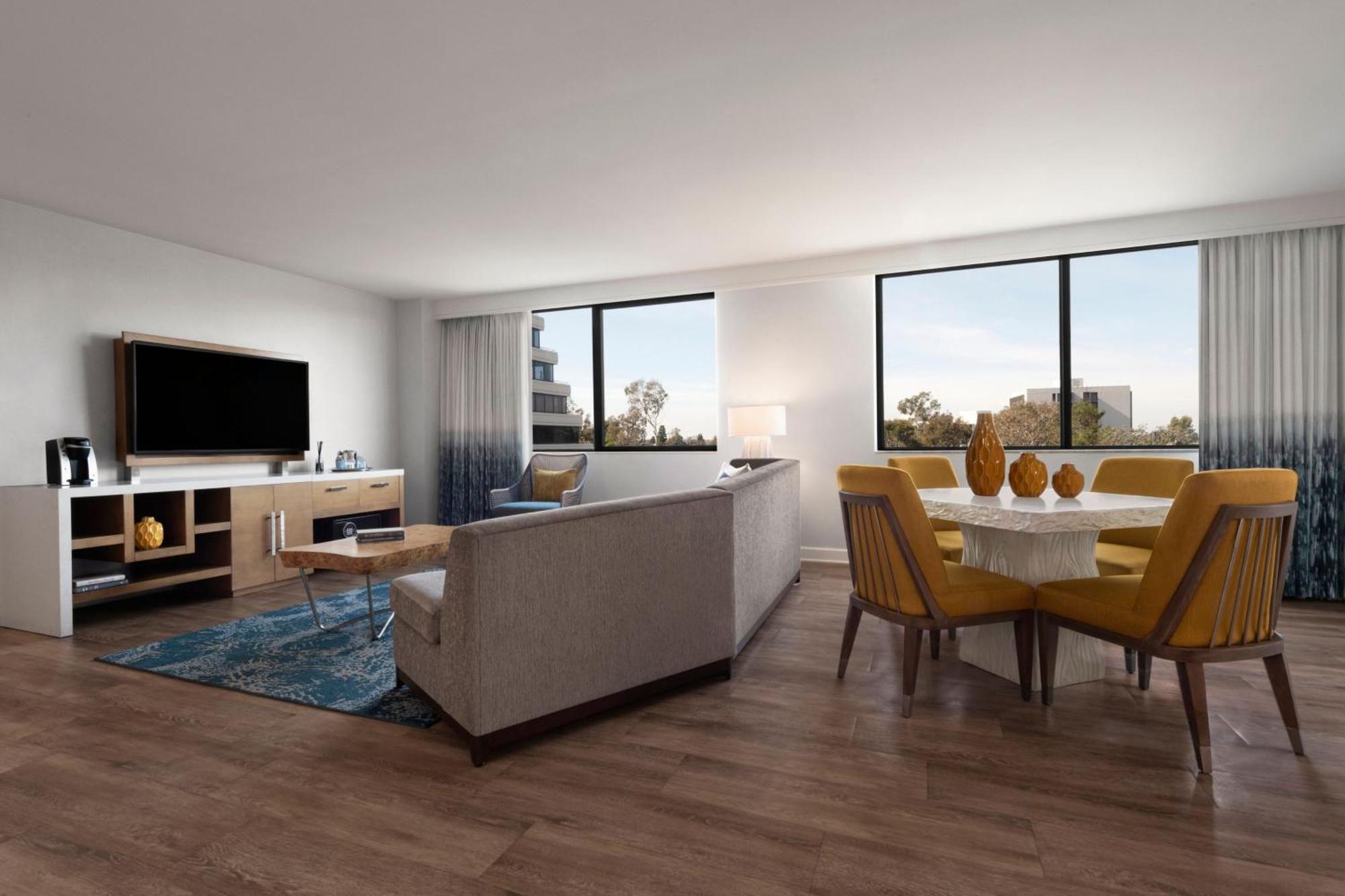 Renaissance Newport Beach Hotel Bagian luar foto